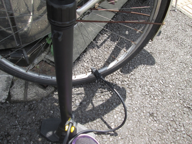 ジャイアントのクロスバイクに使う空気入れの使用方法│わくわく自転車 
