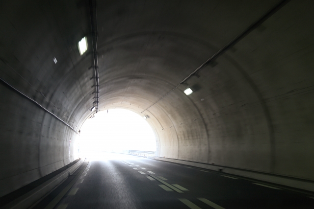 トンネル内で、自転車走行する時の注意点！重要なライト選び