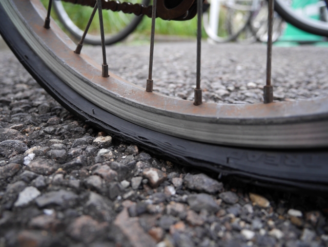 自転車タイヤのパンク修理、修理費の相場ってどのくらい？