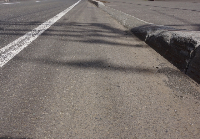 ロードバイクが駐車場などの道路の段差で故障した時の対処法