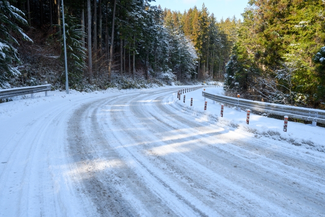 冬の道路のアイスバーン！自転車用チェーンなどを使うべき？