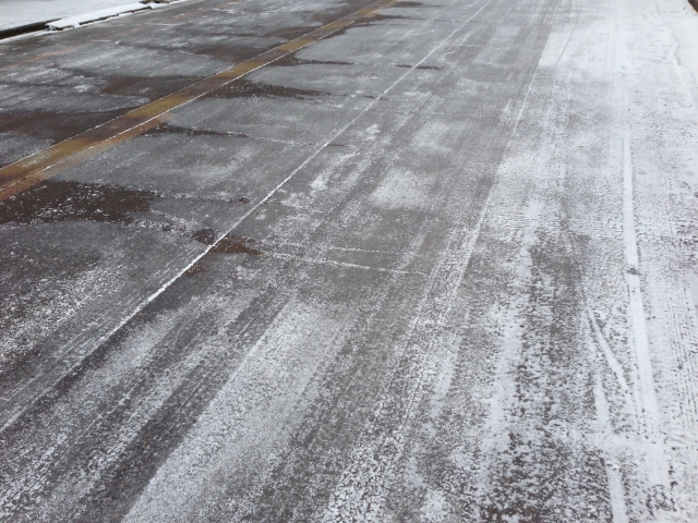 道路が凍結する原因とは？自転車で凍結した道を走ると？